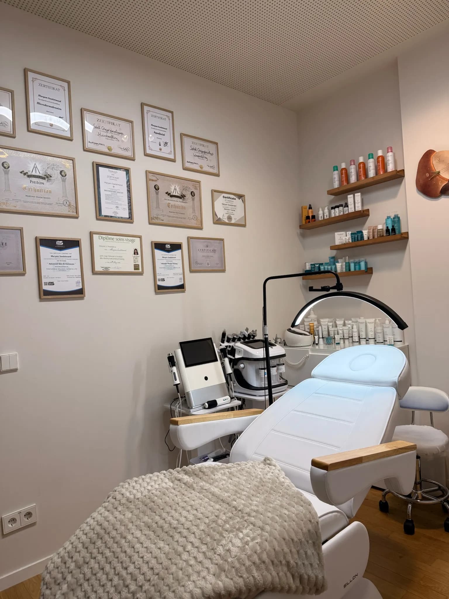 Sahel Beauty Frankfurt — Behandlungsraum mit Zertifikaten