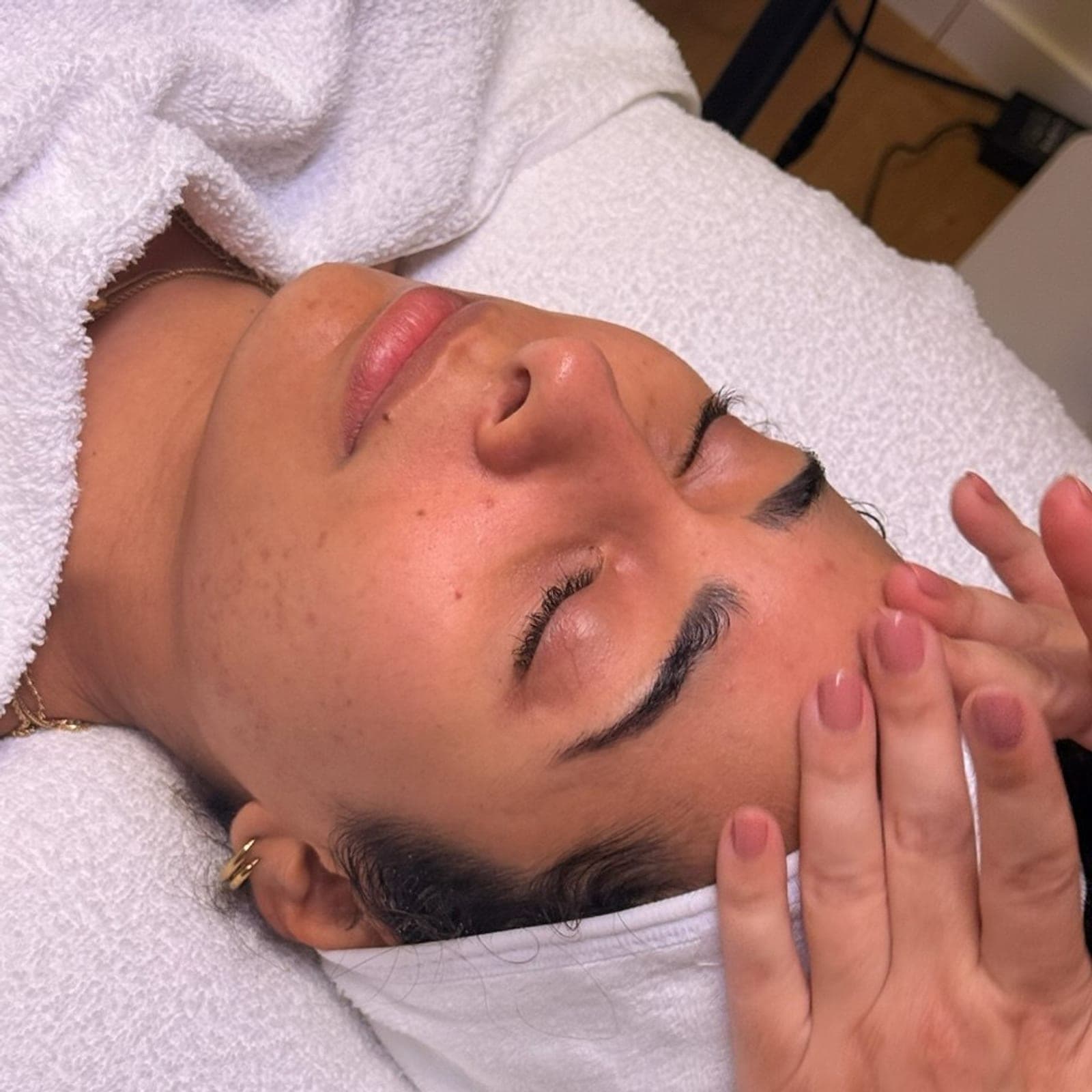 Aquafacial in Frankfurt — Tiefenreinigung mit Sofort-Glow — Sahel Beauty Frankfurt (Bild 1)