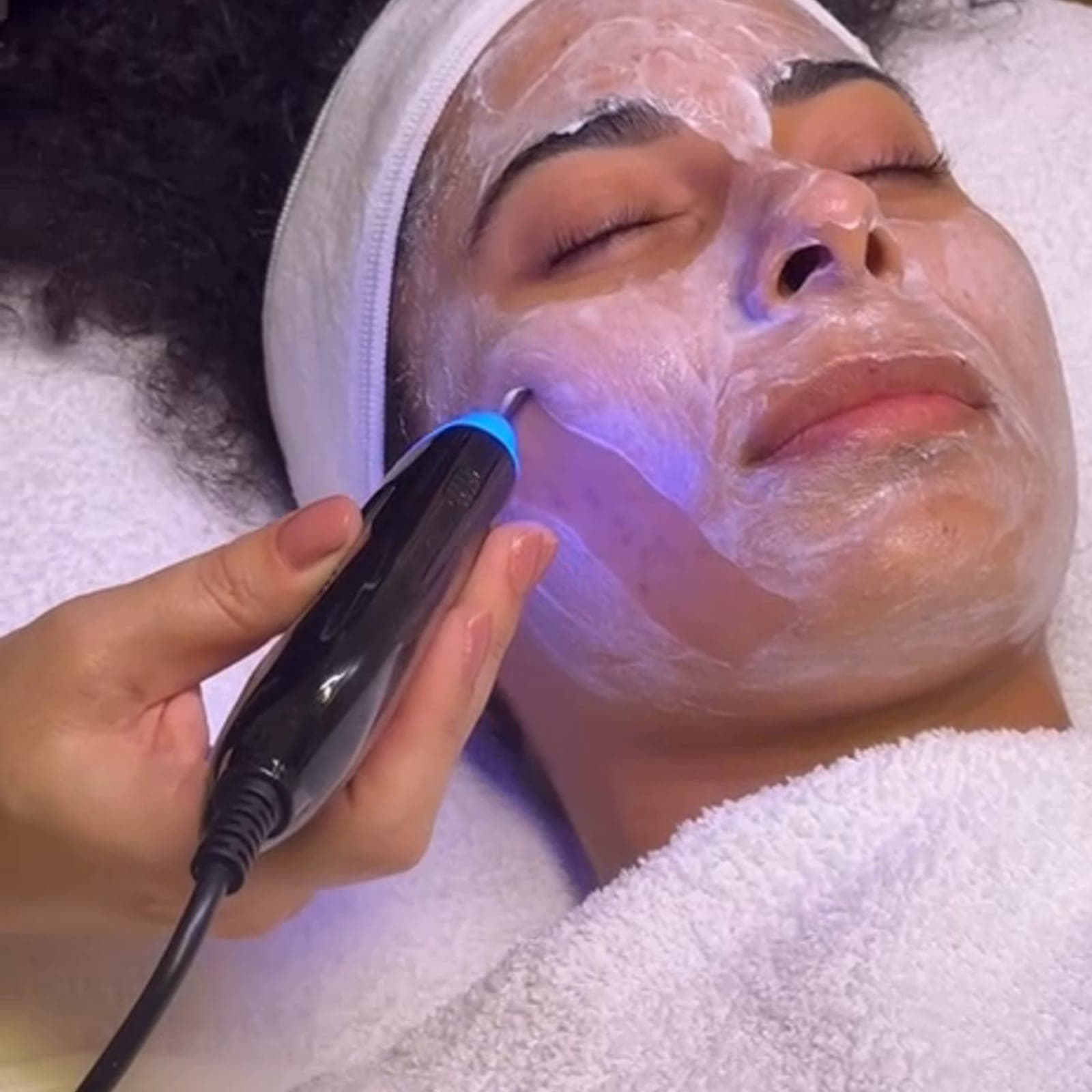 Aquafacial in Frankfurt — Tiefenreinigung mit Sofort-Glow — Sahel Beauty Frankfurt (Bild 8)